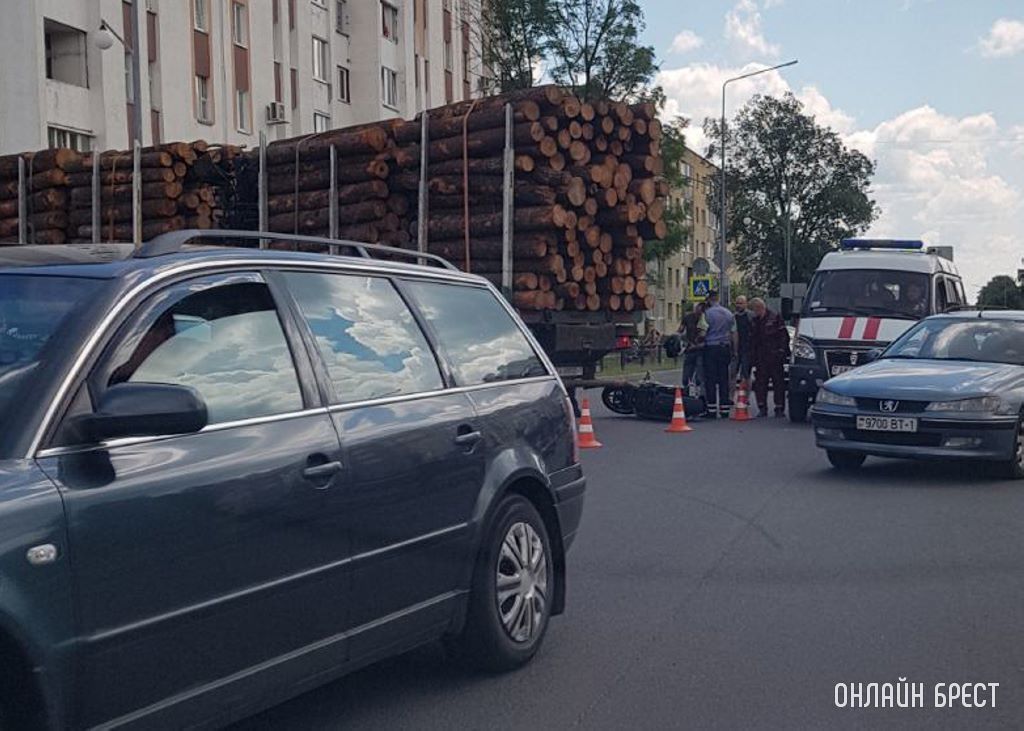 Брестская область. В Пинске мотоциклист врезался в лесовоз