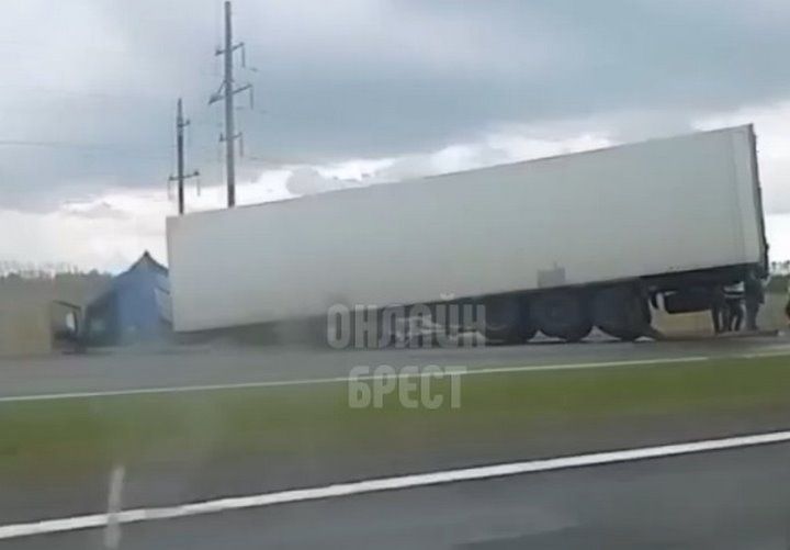 Читатель: Сегодня под Кобрином фура «вылетела» в кювет. Как это случилось - неизвестно