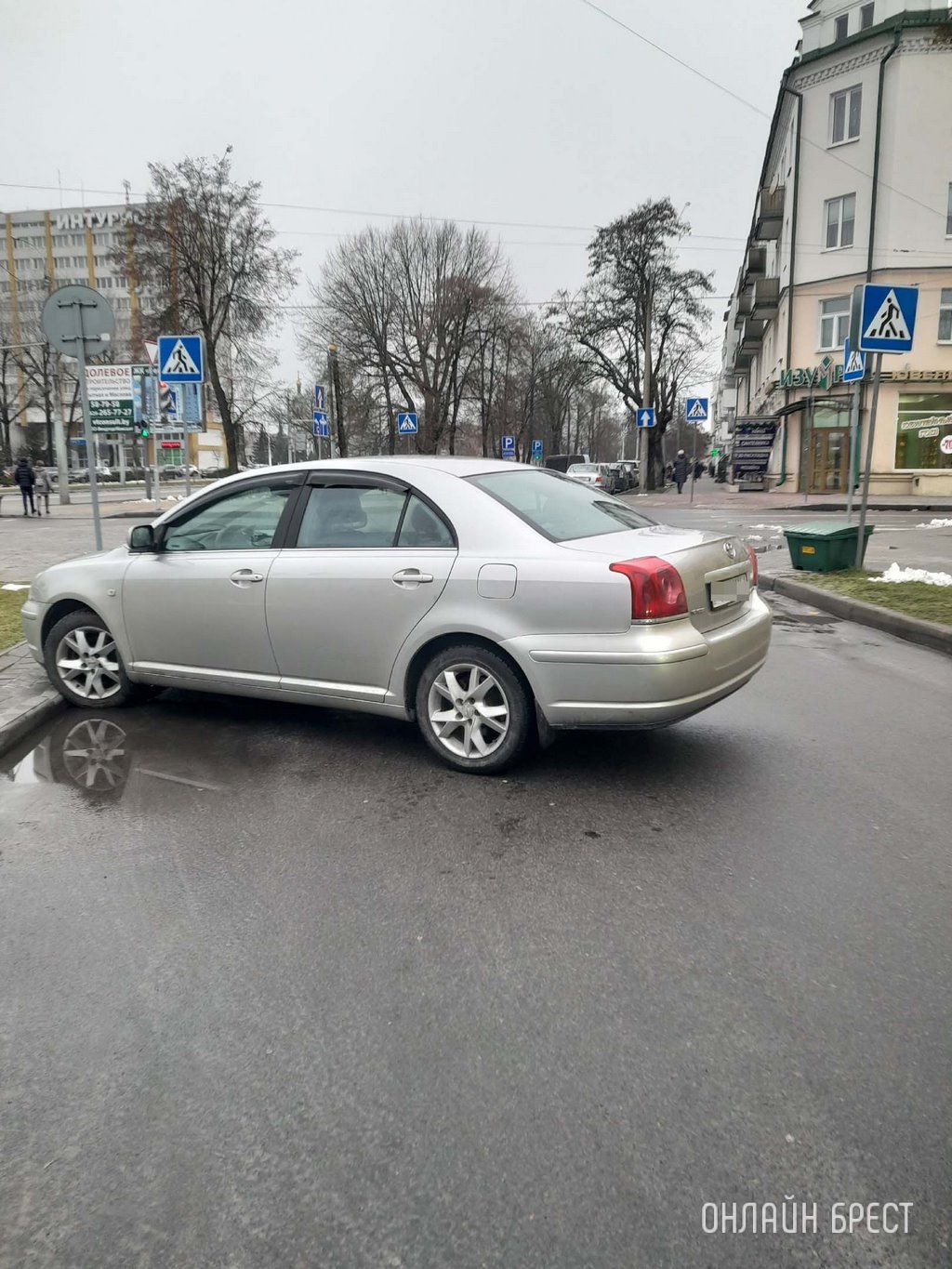 Читатель: Случай произошёл вчера в центре Бреста. Автоледи припарковала свой авто так, что образовалась пробка
