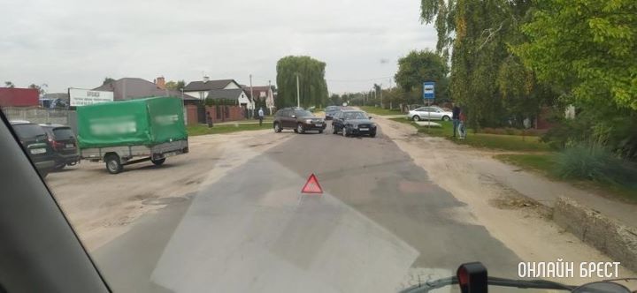 В Бресте на Фортечной не разъехались Audi A3 и Renault Duster