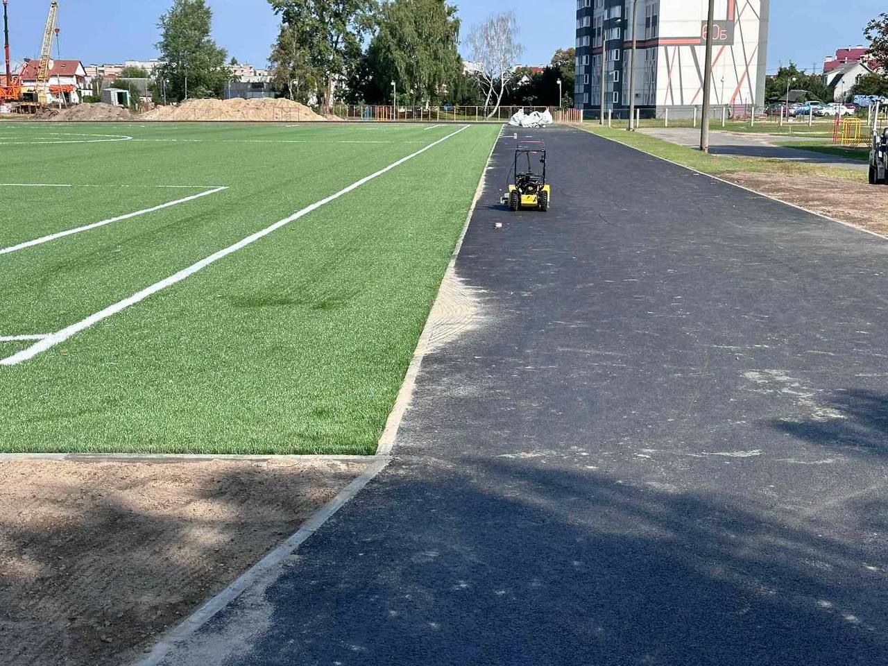 На стадии завершения подготовка стадиона и прилегающей территории в ГУО «Средняя школа №27 г.Бреста имени Героя Советского Союза И.П.Барсукова»