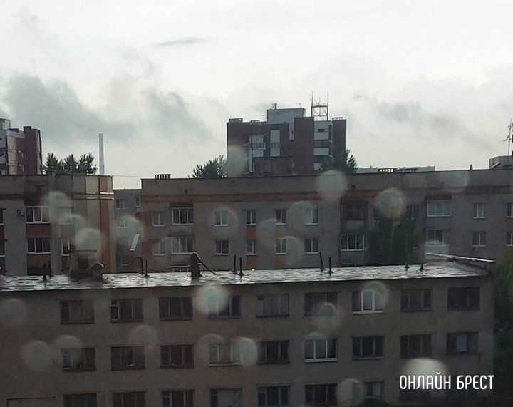 Читатель: Вчера во время грозы ударила молния в здание общежития