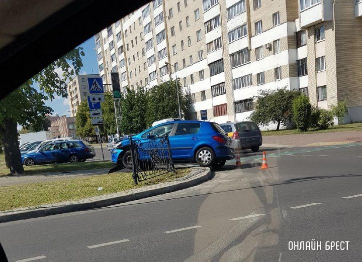 Читатель: Сегодня в Бресте на бульваре Космонавтов автомобиль врезался в заборное ограждение