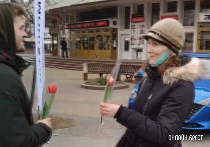Читатель: В Бресте на Советской парень дарил цветы девушкам