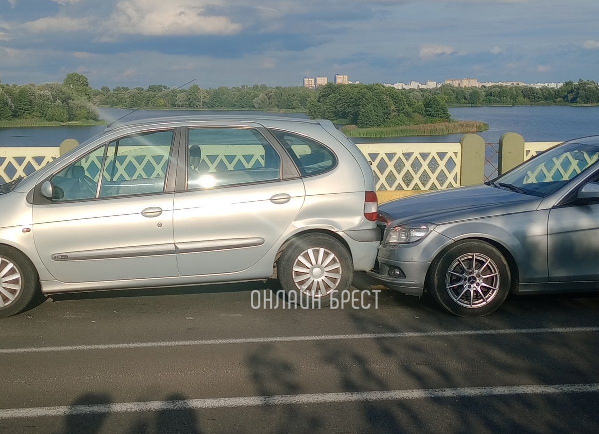 Читатель: Несколько машин столкнулись в Бресте на мосту через Мухавец по бульвару Шевченко
