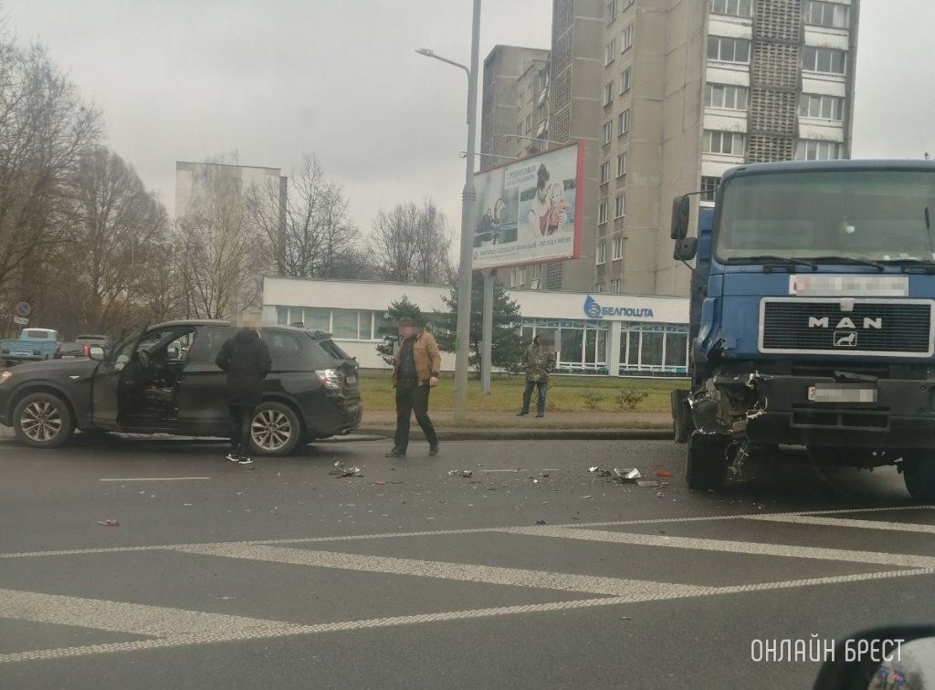 Очевидец: ДТП с участием грузовика произошло на Пионерской в Бресте