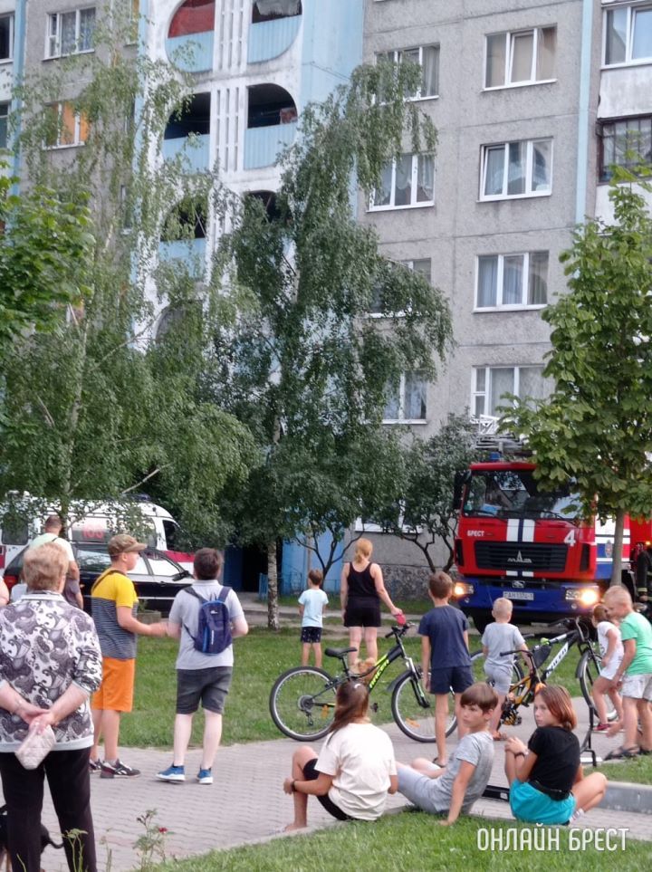 Брест, ул.Волгоградская, 38. Пока не известно, что произошло. Спасатель поднялся по лестнице на 9 этаж, затем подъехала скорая