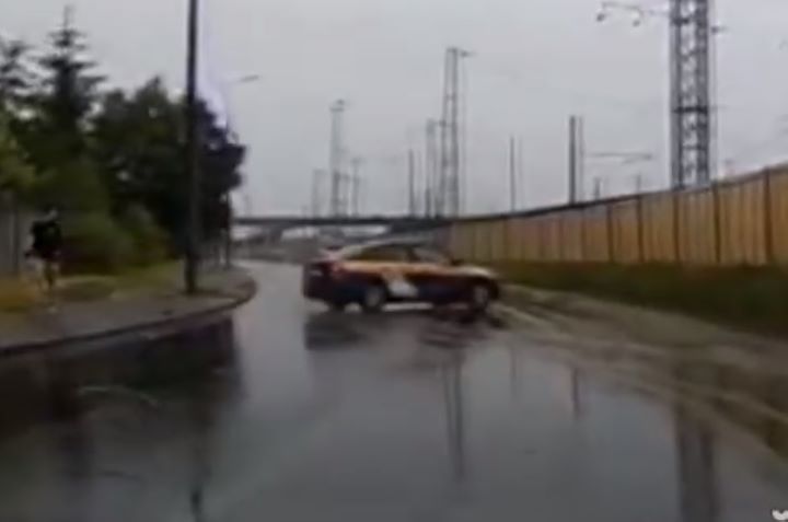 Посмотрите видео, как в Бресте ездят водители такси