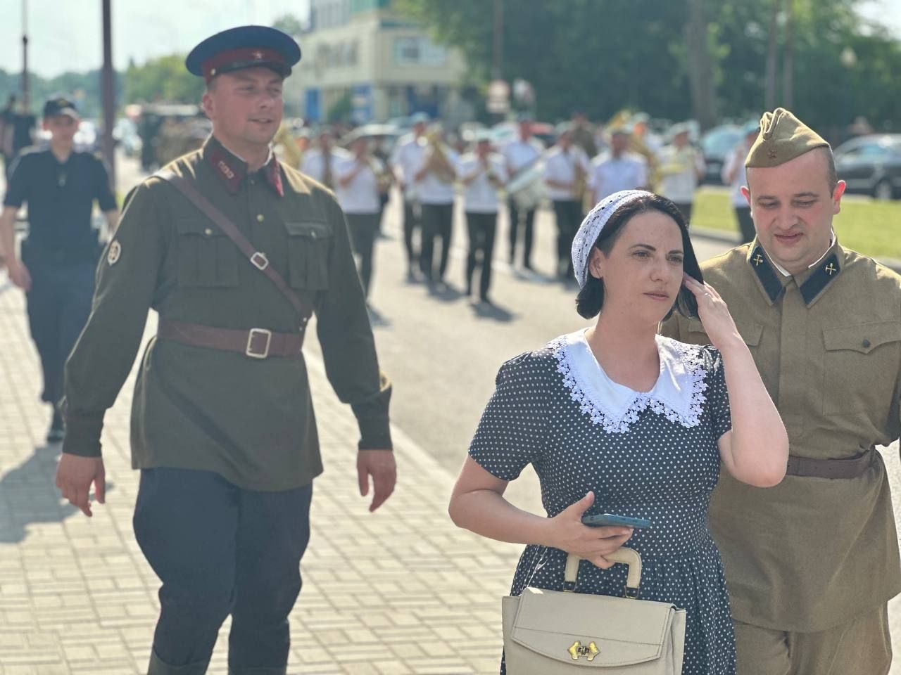 Марш реконструкторов проходит сейчас по улицам Бреста