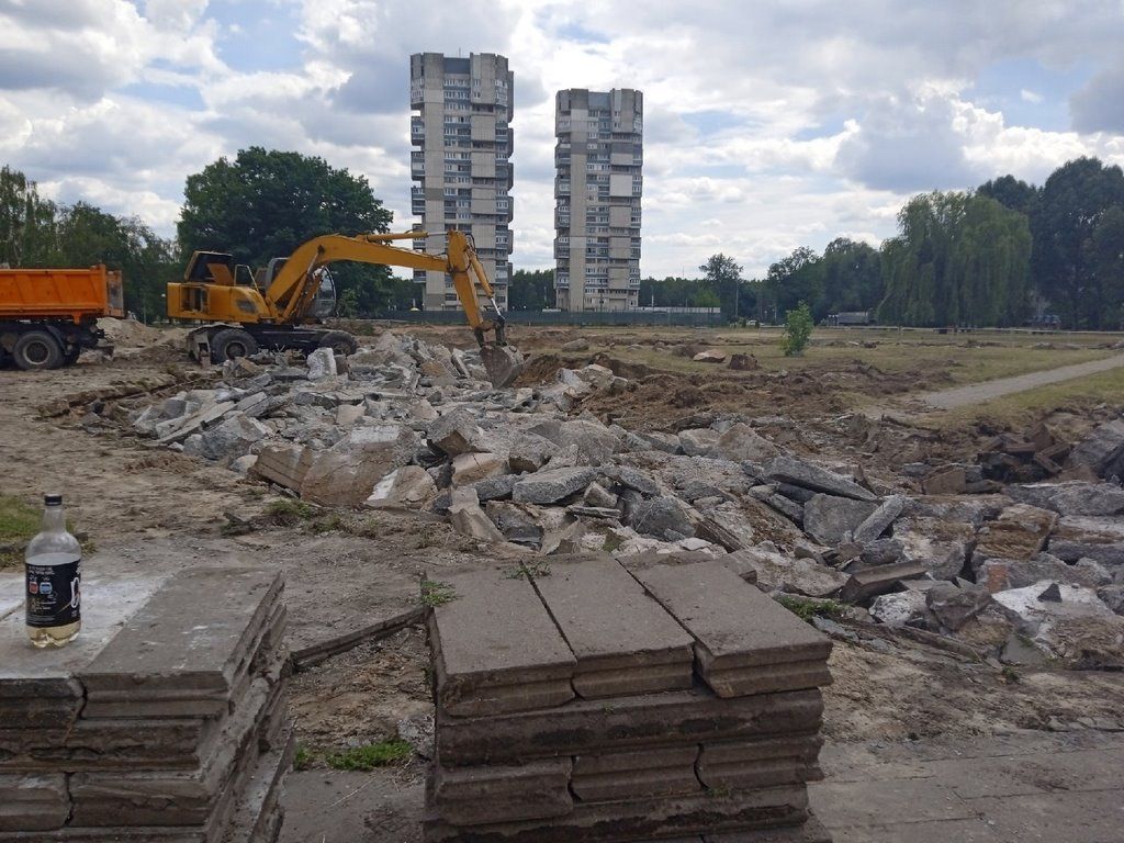 Брестчанка: разбирают бассейн детского городка возле ФОКа. В историю уходит целая эпоха