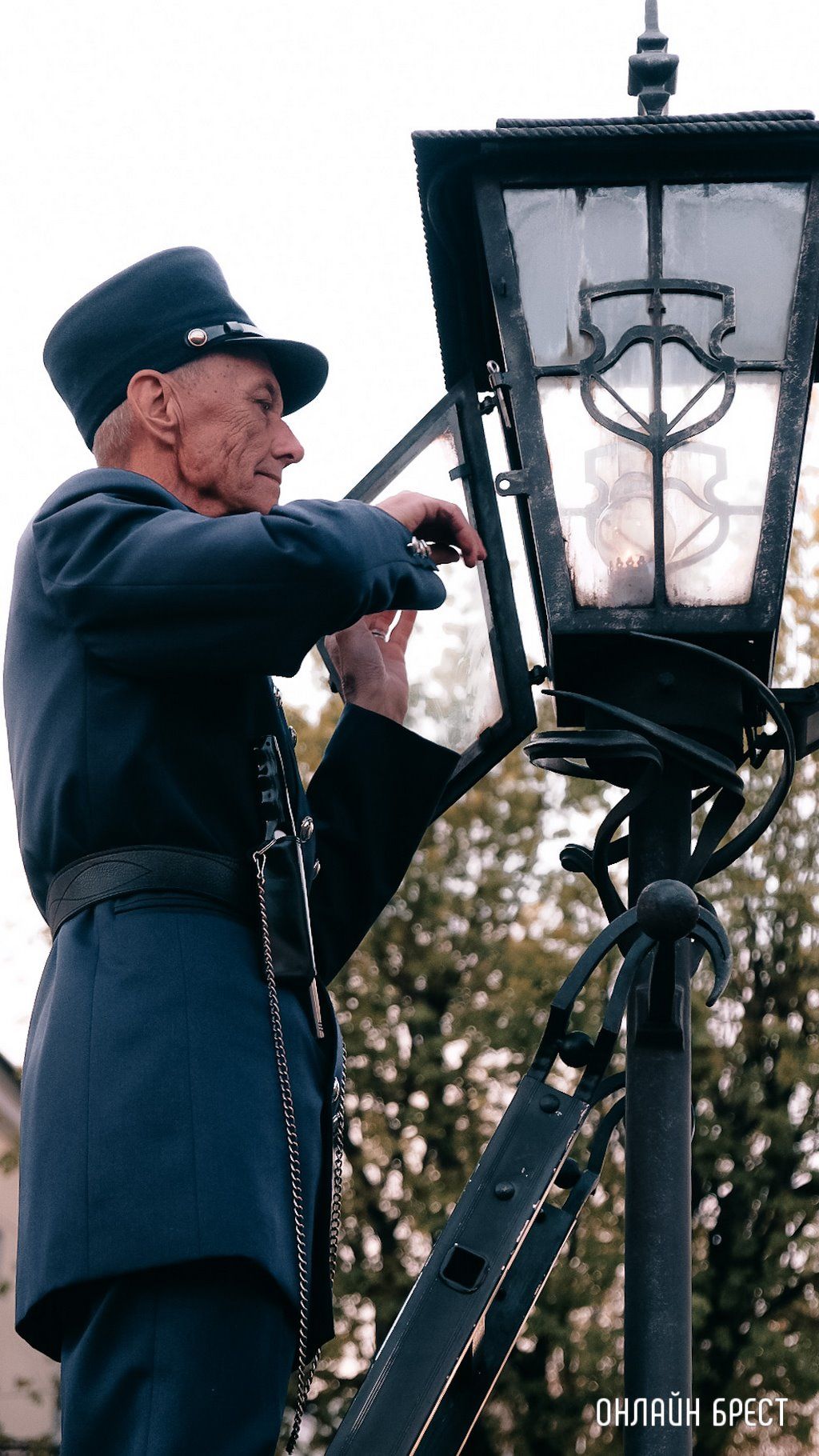 Читатель: Брестский фонарщик зажигает фонари