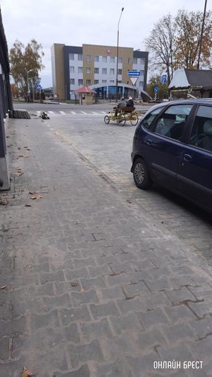 Читатель: Вот такое чудо техники катается по Дубровке в Бресте :)