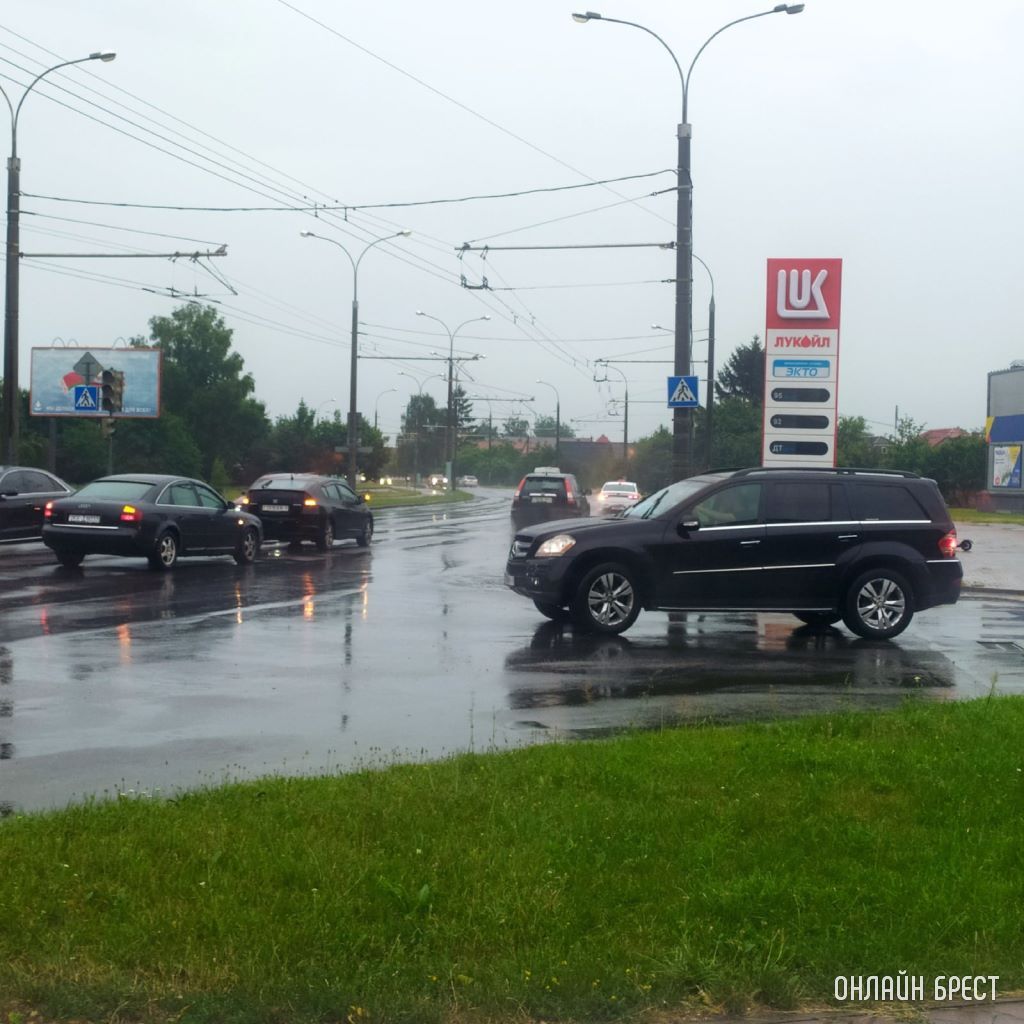 В Бресте на Ковалевке возле Мартина не работают светофоры. Будьте внимательны!