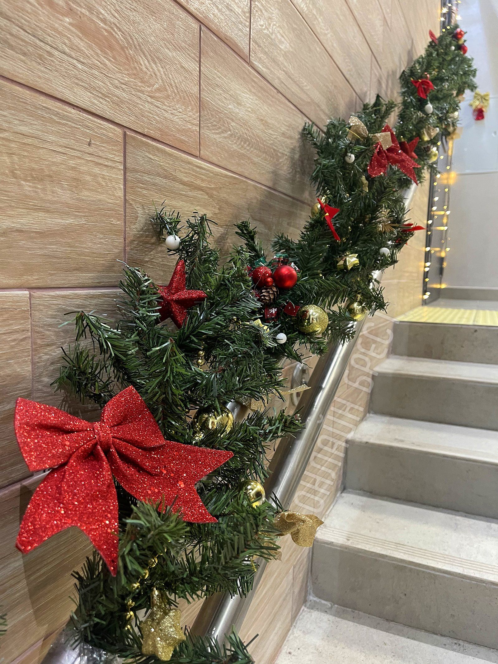 Читатель: Украшение подъезда на ул. ГОБК в Бресте