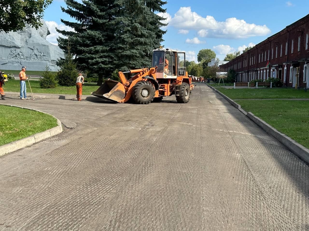 В мемориальном комплексе «Брестская крепость-герой» ведутся подготовительные работы для укладки нового асфальтного покрытия