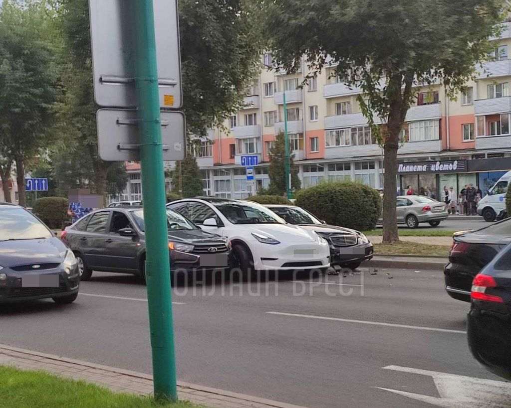 Очевидец: В Бресте автомобиль Tesla попал в ДТП