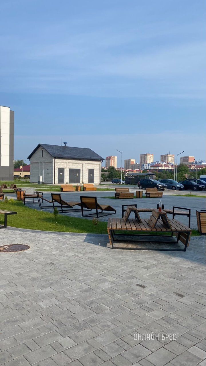 Читатель: Почему урны без дна? Или здесь должны быть мешки для мусора? Или так и должно быть? Что скажете? Брест, ул.Вульковская