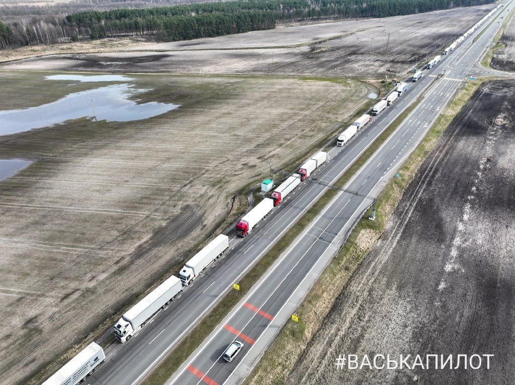 Рекорд? Посмотрите с высоты на огромную очередь из фур под Брестом