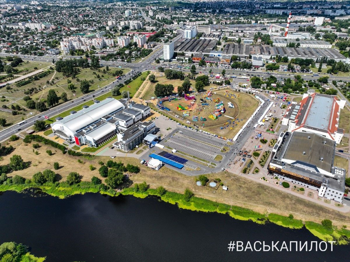 Смотрите, что сейчас происходит возле Ледового дворца Бреста