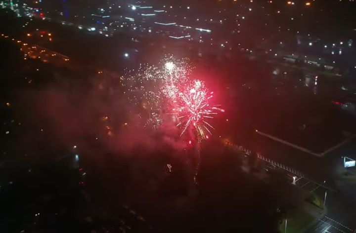 Смотрите, какой вчера был фейерверк в Бресте у ТРЦ «Экватор»