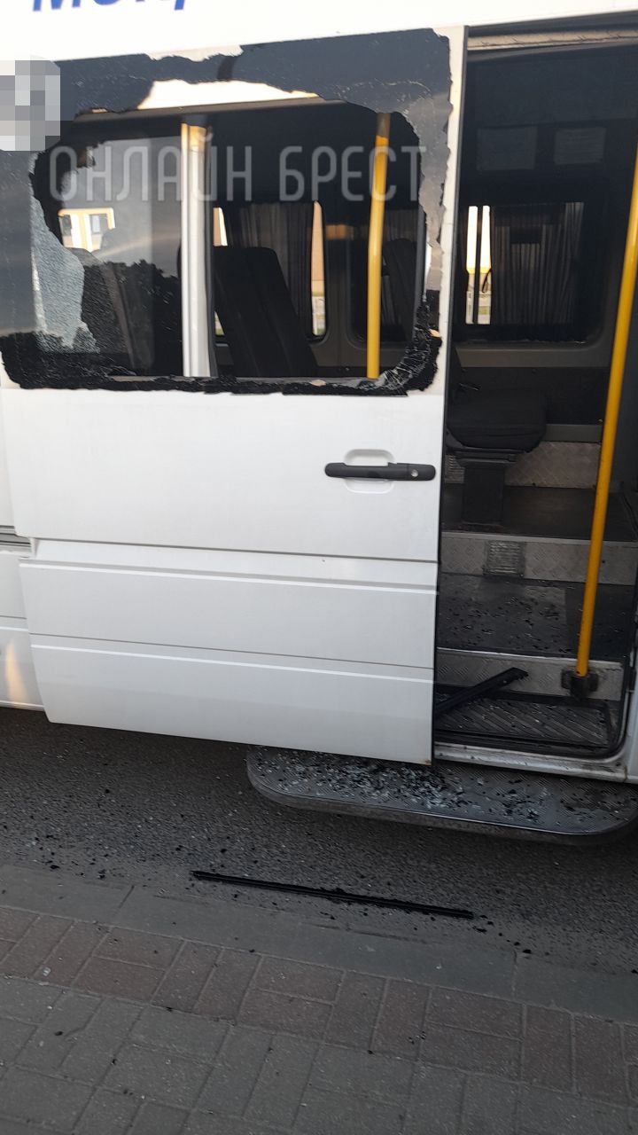 Читатель: В Бресте разбили стекло в маршрутке. Случай произошёл вчера