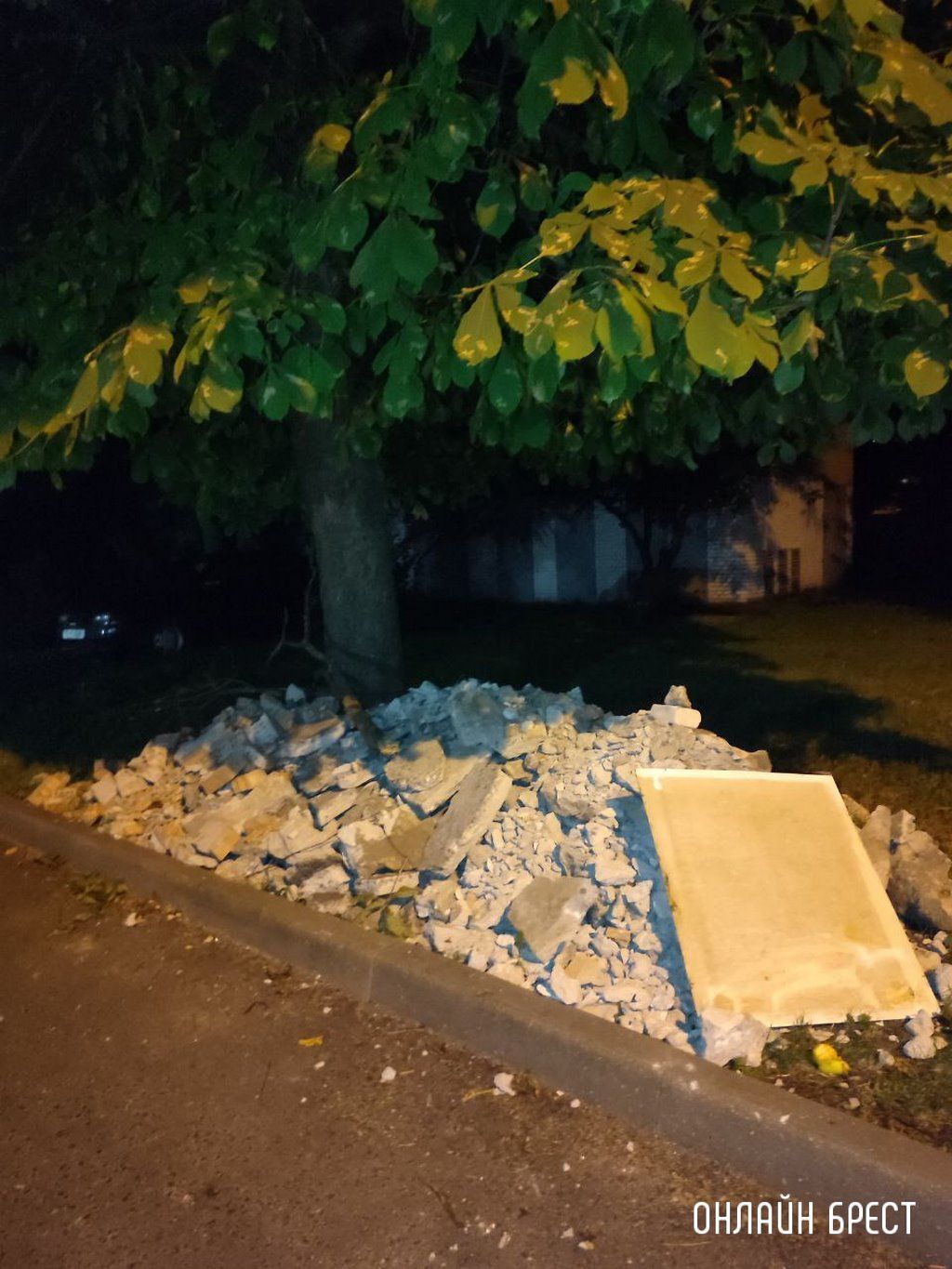 Читатель: Брест, ул. Карбышева, 42. Развалены ступеньки, открыт круглосуточно подъезд. Когда уже здесь доделают ремонт?