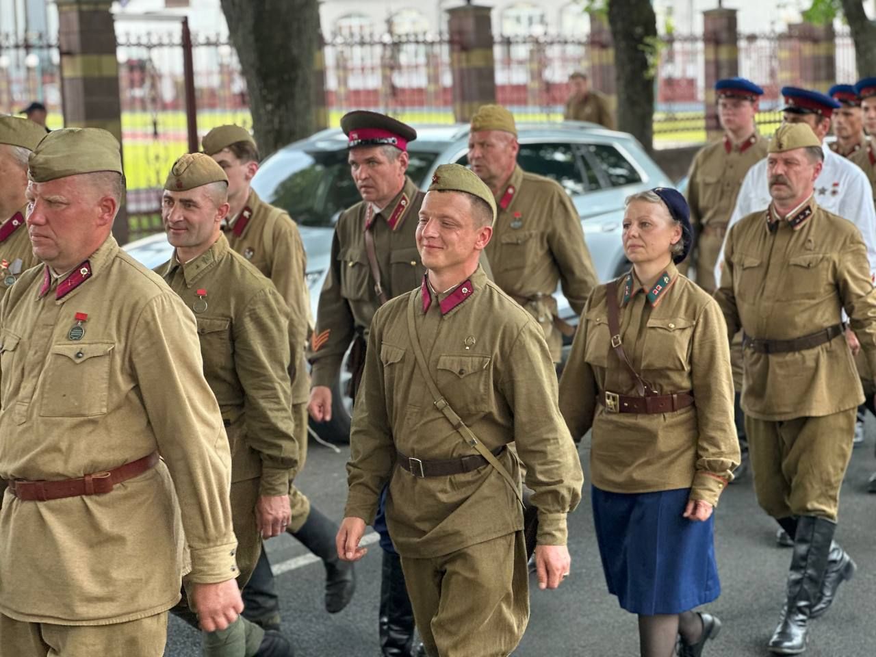 Марш реконструкторов проходит сейчас по улицам Бреста