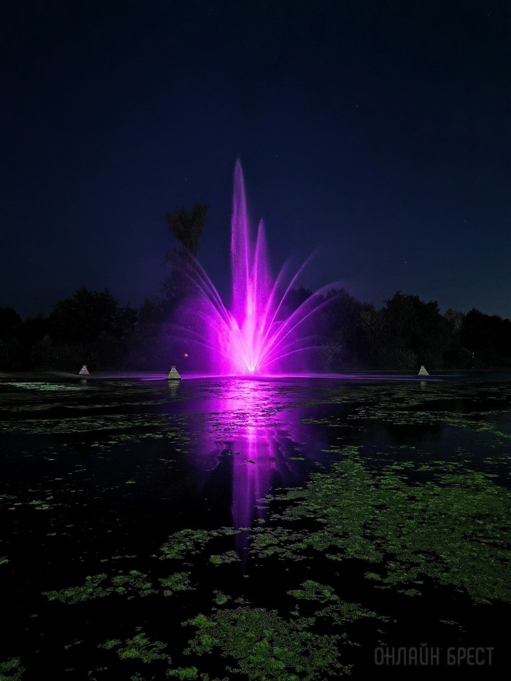 Немного фотографий ночной Набережной в Бресте