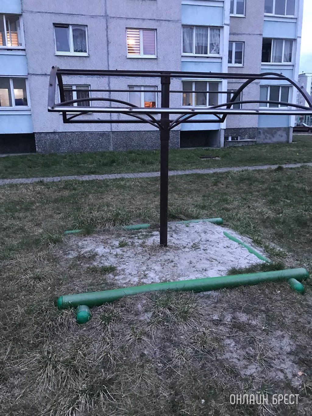 Читатель: Проживаю в Бресте на ул. Суворова, 96/2. У нас во дворе много деток разного возраста , но площадка около нас вот в таком состоянии