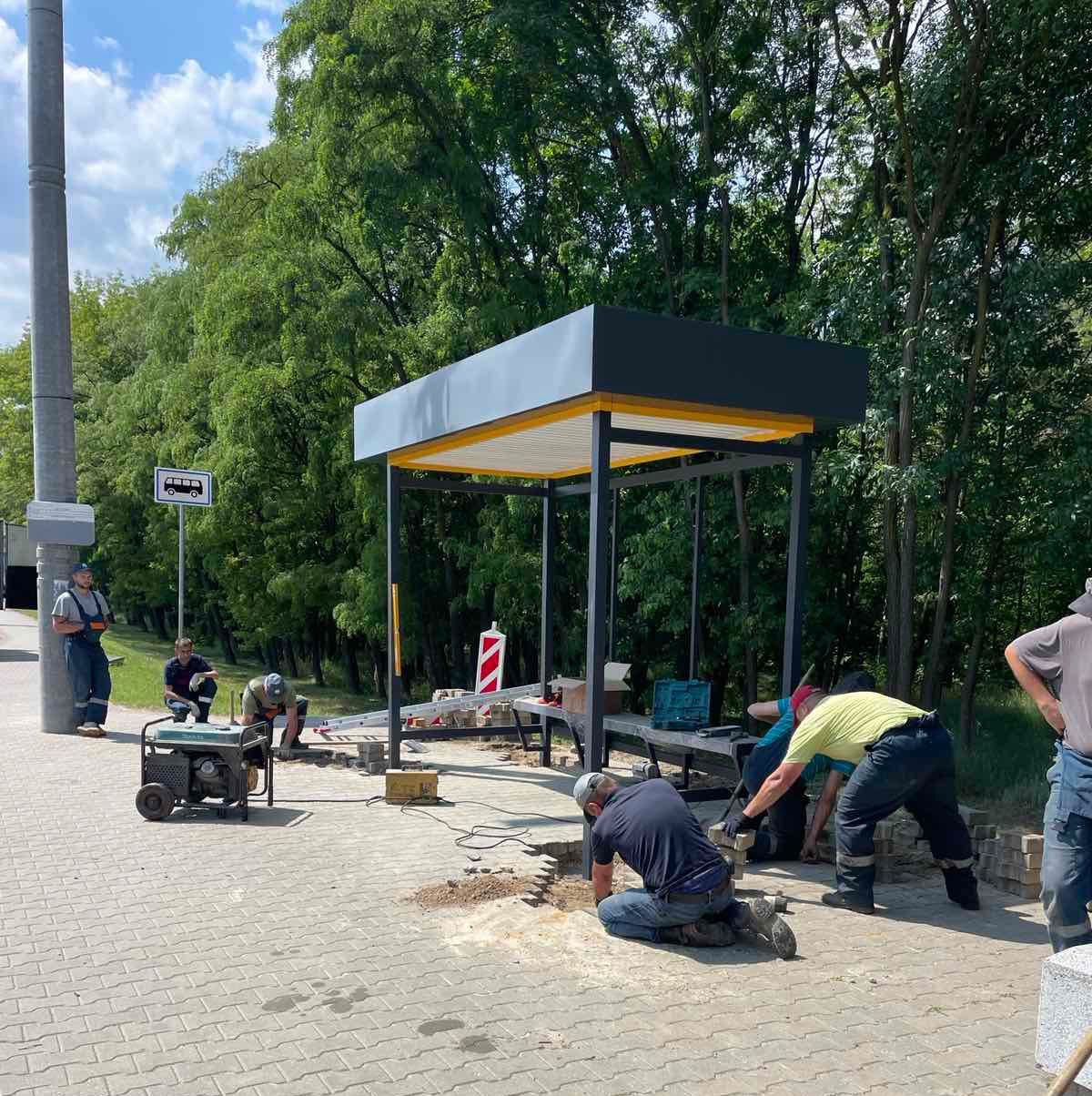 В рамках месячника по благоустройству специалисты Брестского ДЭП продолжают установку новых пунктов общественного транспорта