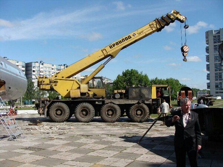 Читатель: Демонтаж самолёта на Востоке в Бресте, 2009 год