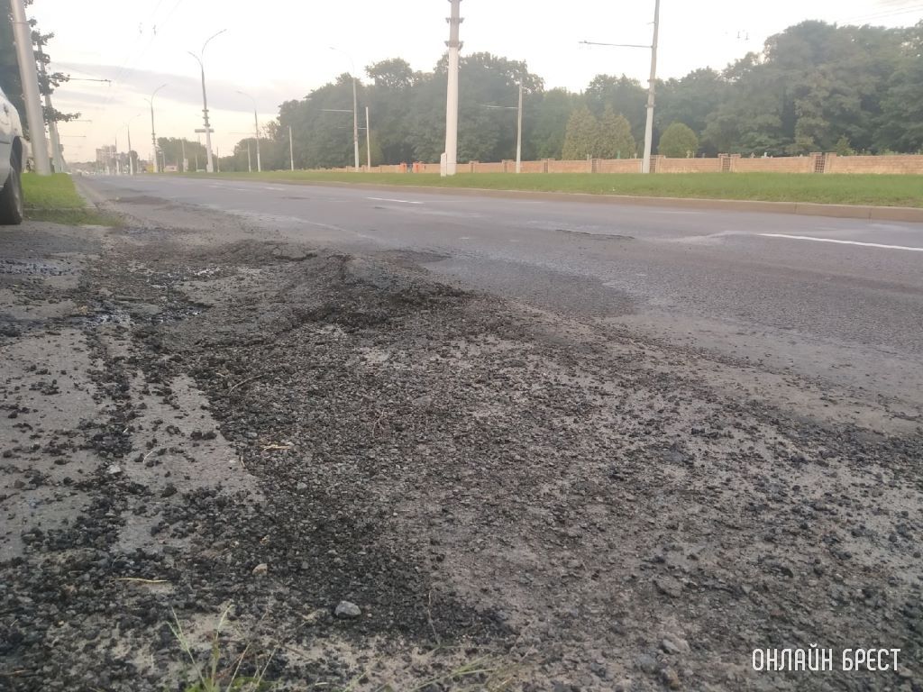 Брест, ул. Московская. Невозможно нормально выехать со двора из-за этих бугров на дороге