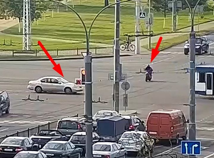Опасно! В Бресте чуть не сбили мотоциклиста.