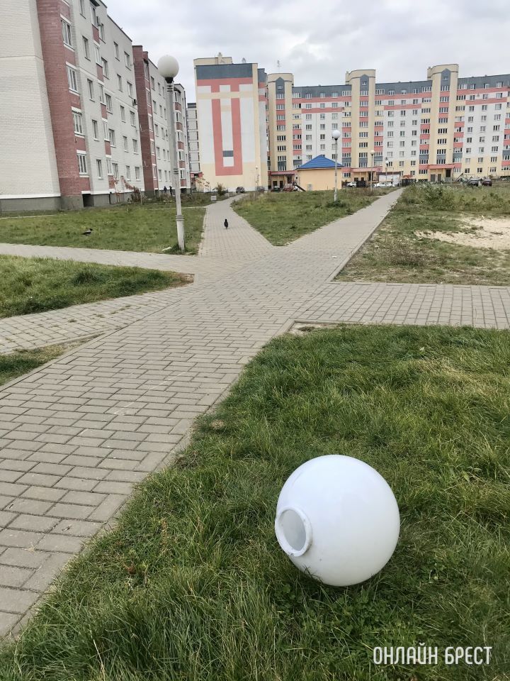 Читатель: На Сальникова в Бресте упали плафон и лампа от уличного фонаря. Плохо закрепили?