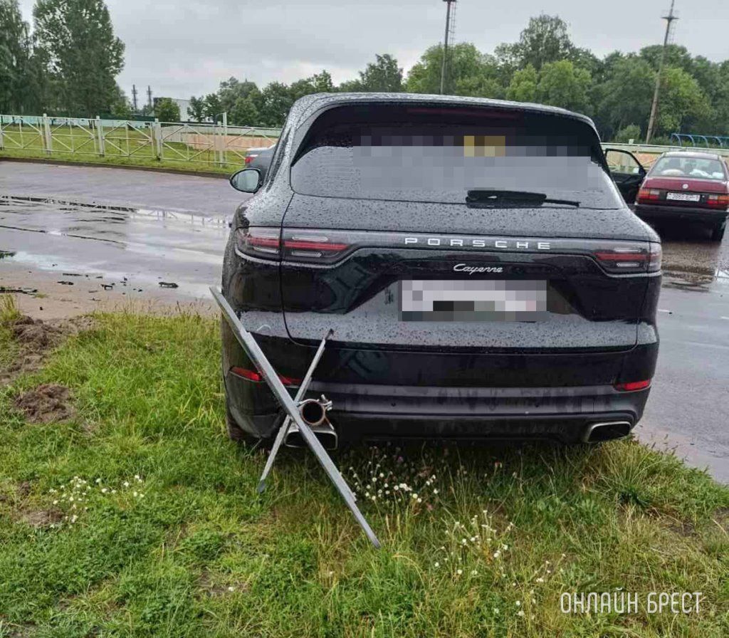Очевидец: Porsche снес бетонный столб в Белоозерске