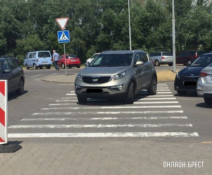 Читатель: Автомобиль оставили на пешеходном. Людям пришлось обходит. Водители, не забывайте про пешеходов!