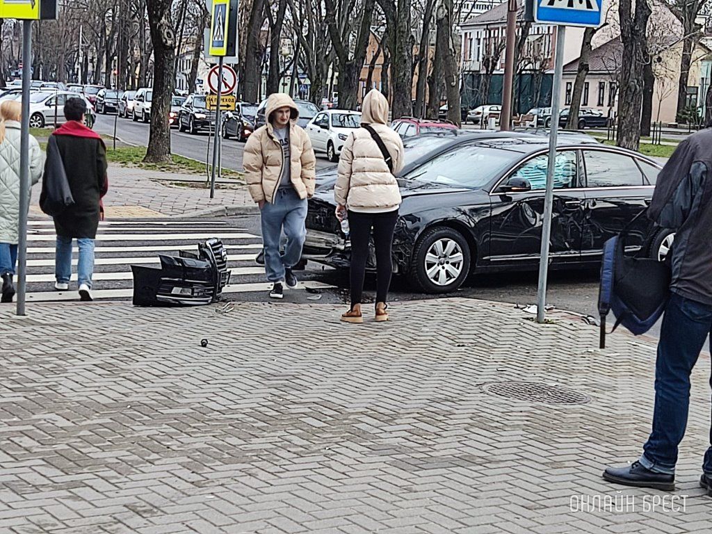 Очевидец: Жесткое ДТП произошло сегодня в Бресте на перекрёстке улиц Гоголя - К.Маркса