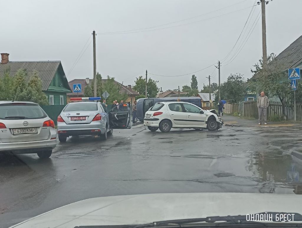 Брестская область. В Берёзе в результате ДТП автомобиль лёг на бок