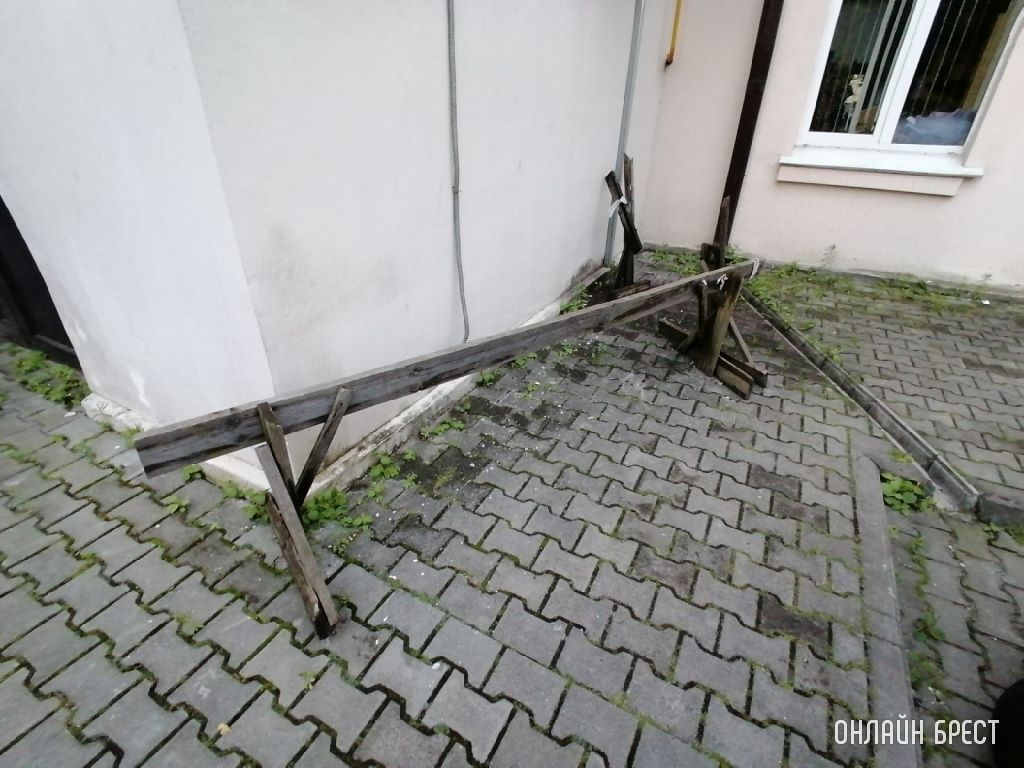 Брест, дом по улице Мицкевича, 2. От крыши отлетают кирпичи и штукатурка, которые падают на дорожку