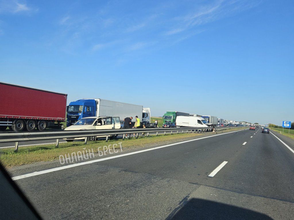 Очевидец: Под Брестом на трассе М1 произошло ДТП