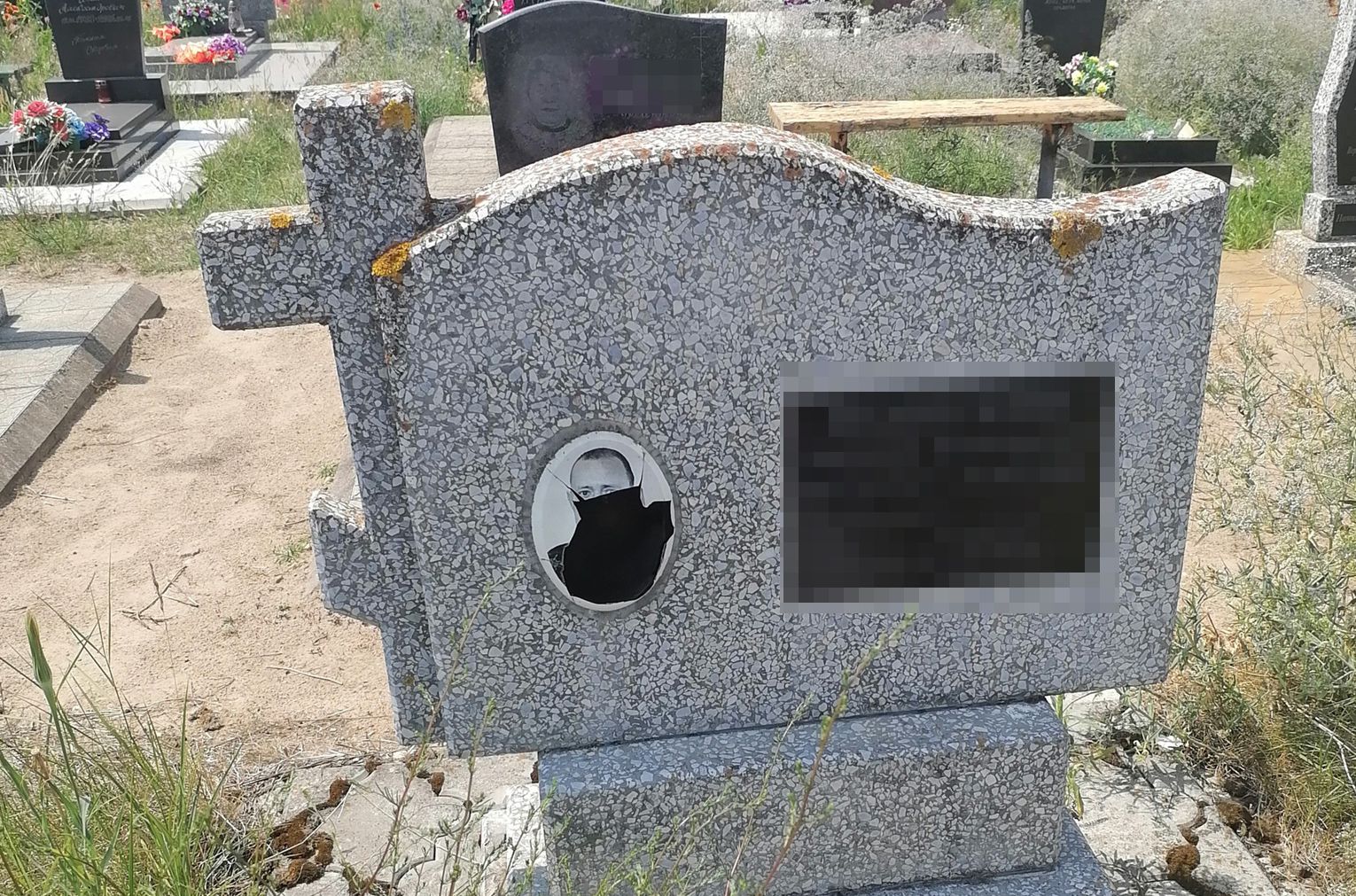 Читатель: Брест, Плоска. Что случилось с фотографиями на памятниках? Завелись вандалы или?