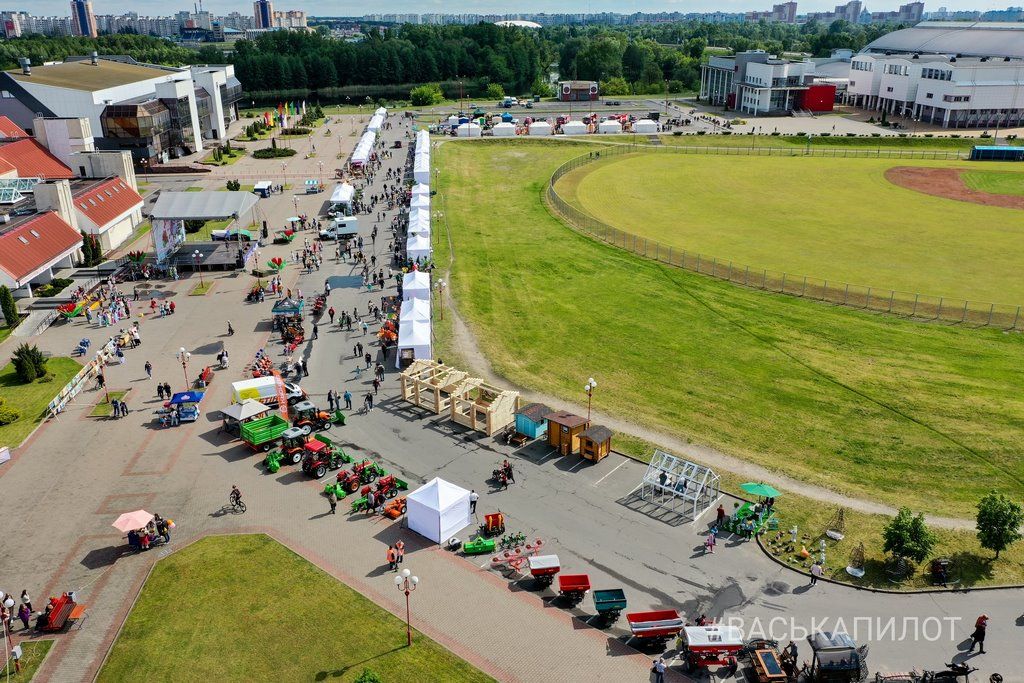 В Бресте возле Ледового проходит выставка-ярмарка «Садовый маркет»