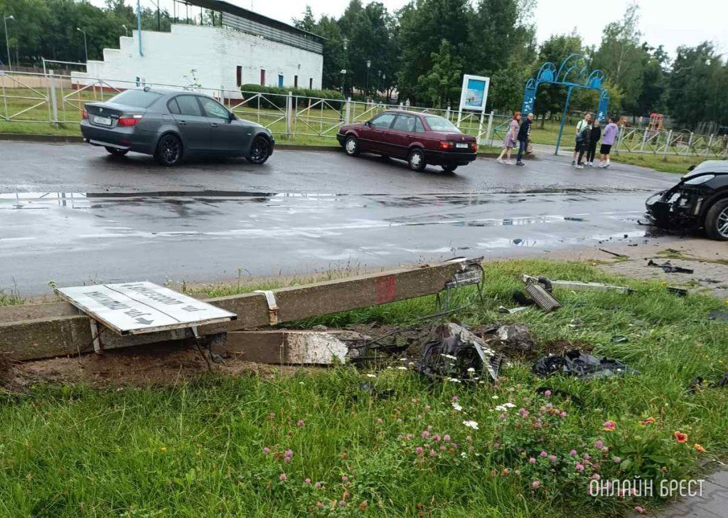 Очевидец: Porsche снес бетонный столб в Белоозерске