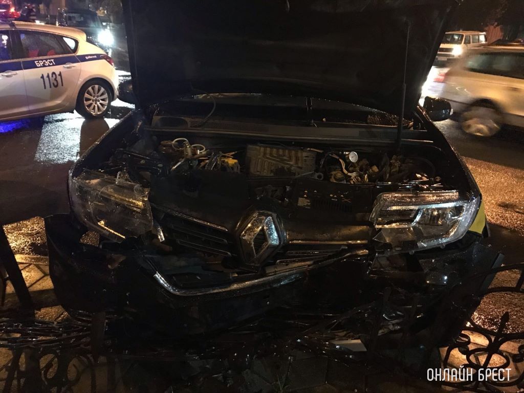 Фотографии с места происшествия. В Бресте на перекрёстке ул. Гоголя - ул. Карла Маркса произошло ДТП с участием такси