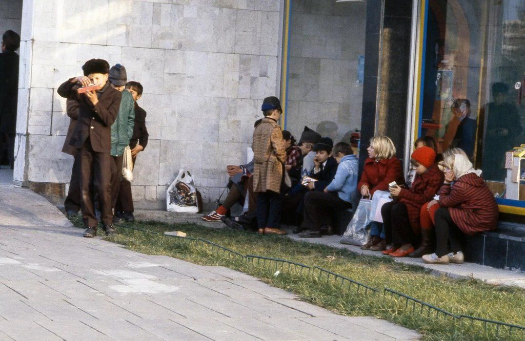 Брест, 1983 год. Дети отдыхают и рассматривают покупки у витрины ЦУМа