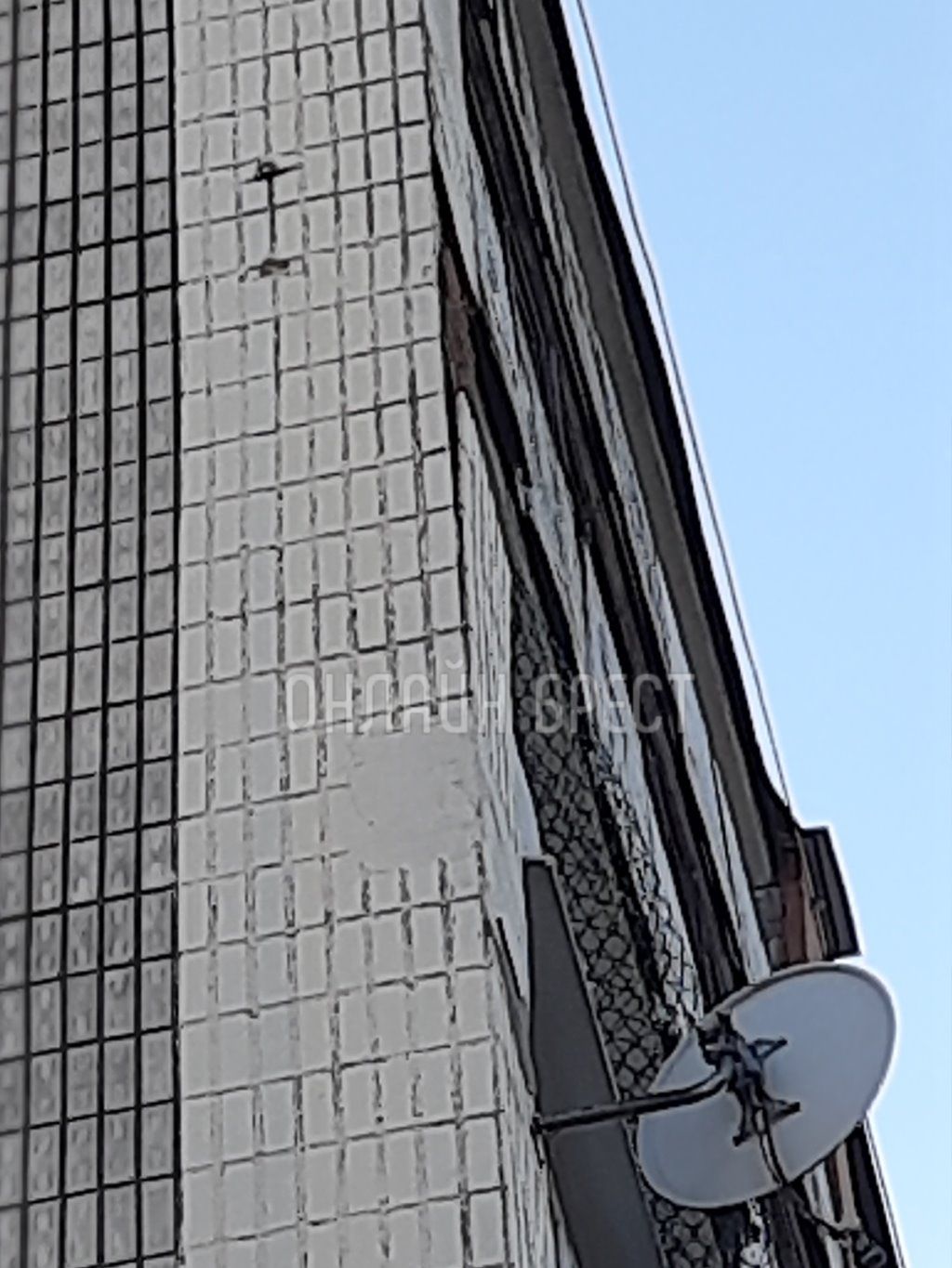 Читатель: В Бресте на ул. Ленина 4, отвалилась облицовочная плитка с 7 этажа, пробила крышу тех. помещения магазина