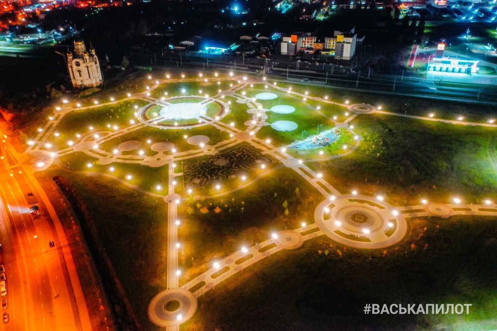 Посмотрите, как красиво освещается парк 1000-летия Бреста