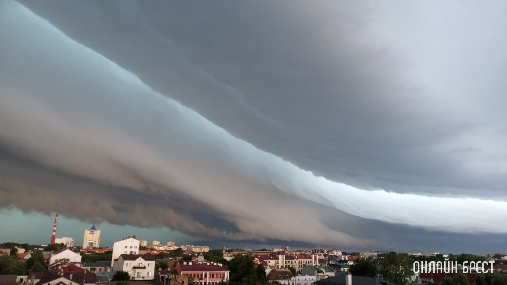 Ещё несколько фото утреннего неба над Брестом, снятые читателями сегодня