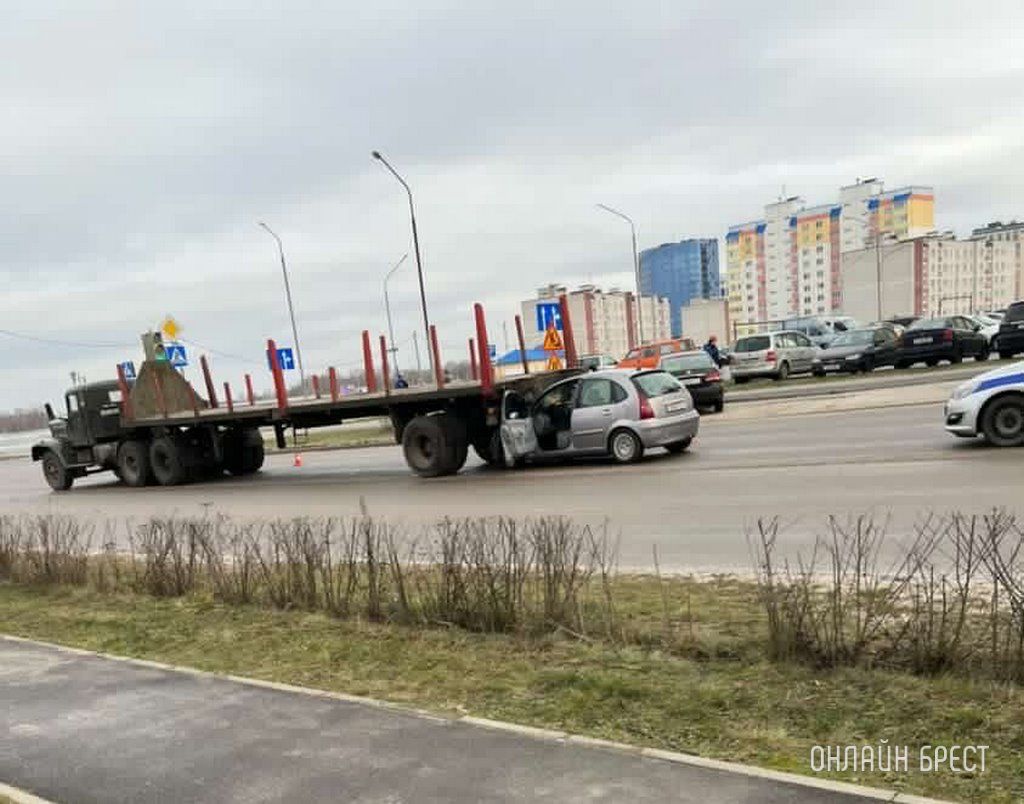 Читатель: Сегодня в Бресте на ул. Грибоедова легковушка оказалось под грузовиком. Как это произошло - неизвестно