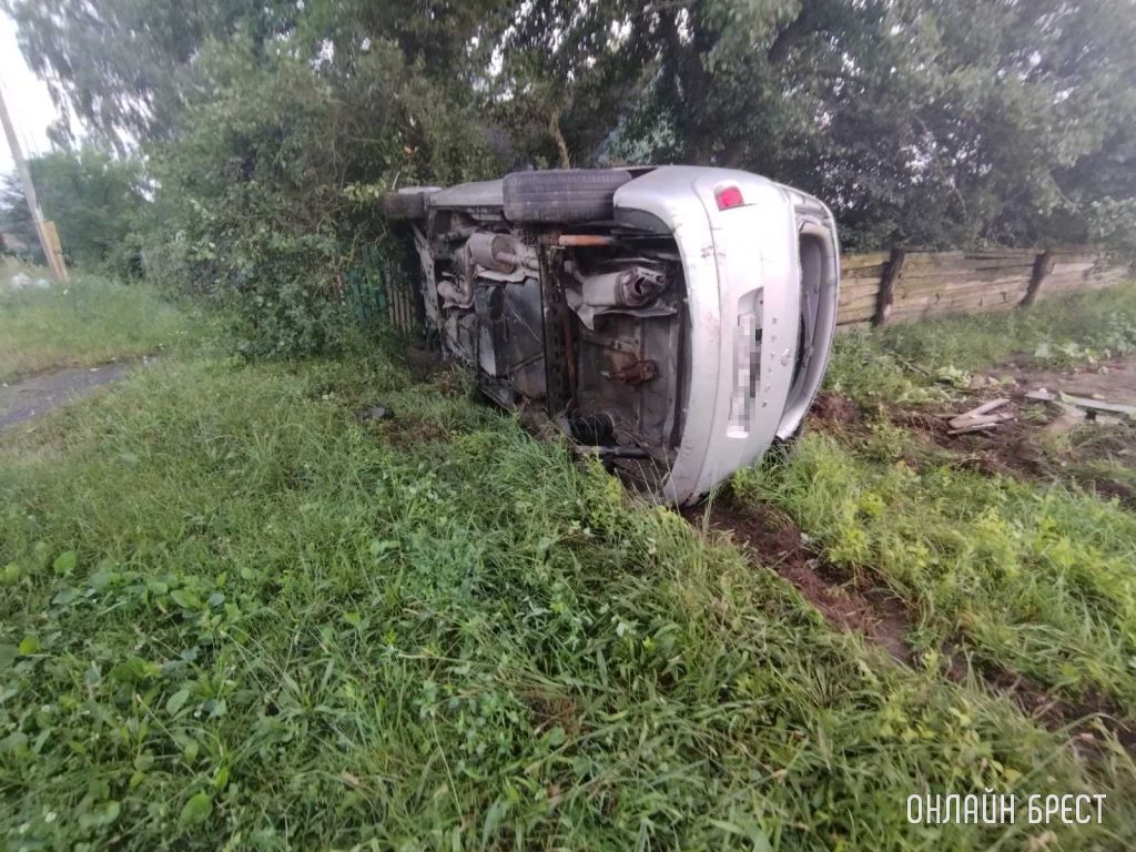 В Пружанском районе автомобиль в результате ДТП оказался на боку